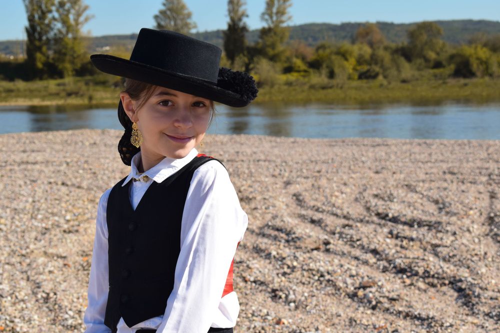 Menina com o seu traje à portuguesa, em sessão fotográfica no exterior, à beira rio Tejo, durante a feira do cavalo 2022