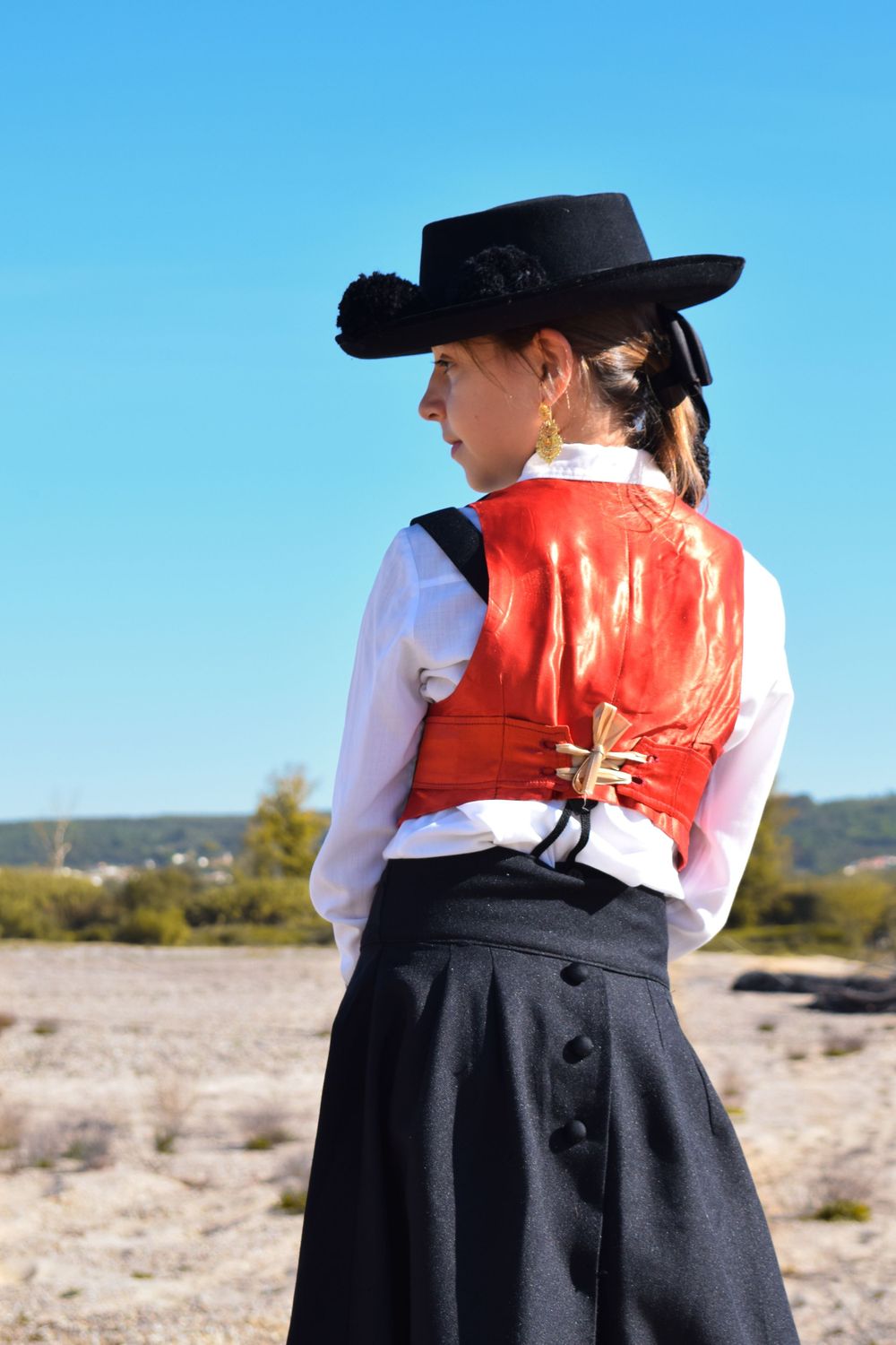 Menina com o seu traje à portuguesa, em sessão fotográfica no exterior, à beira rio Tejo, durante a feira do cavalo 2022