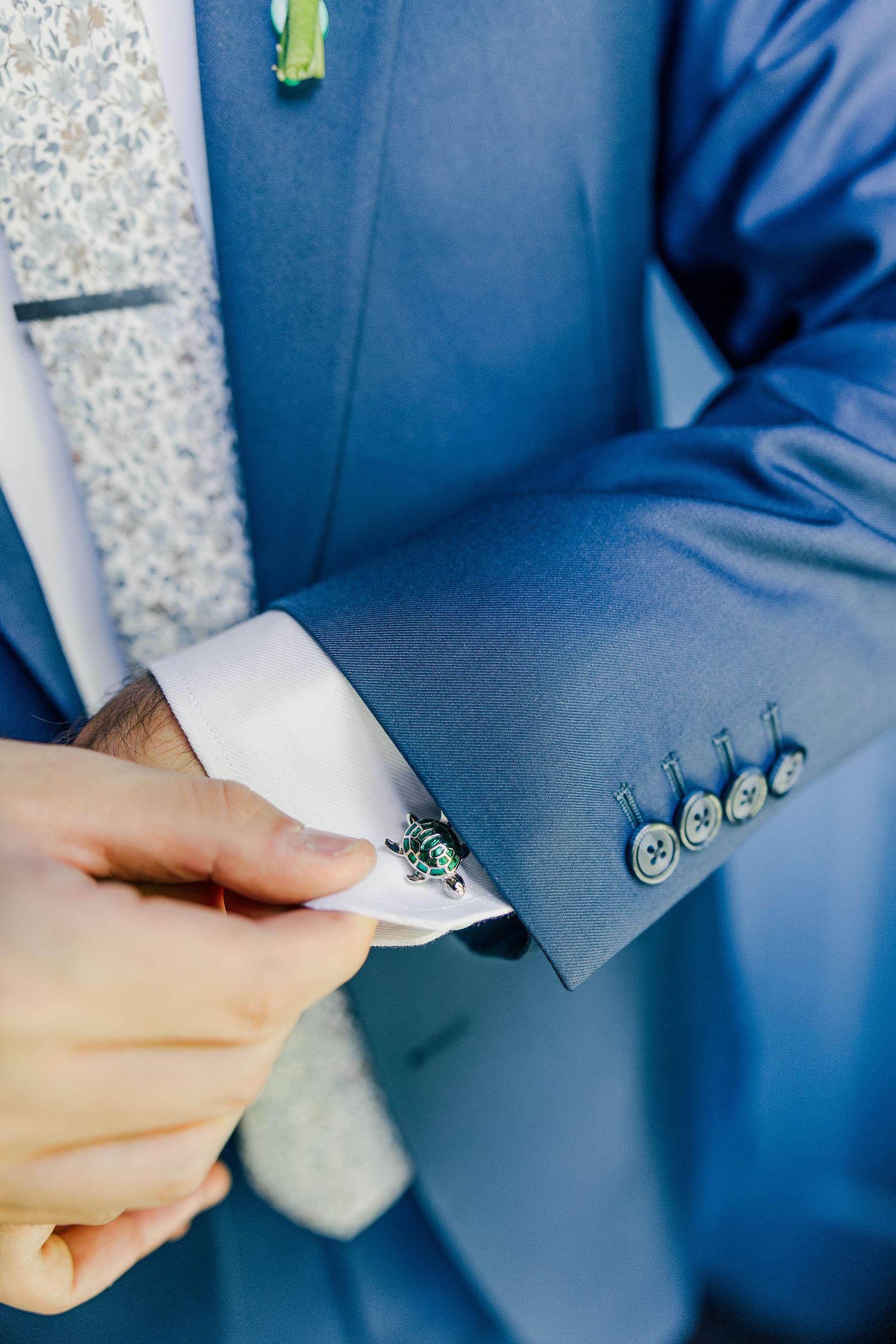 RUST MANOR HOUSE LEESBURG VIRGINIA WEDDING PICTURES GROOM GETTING READY