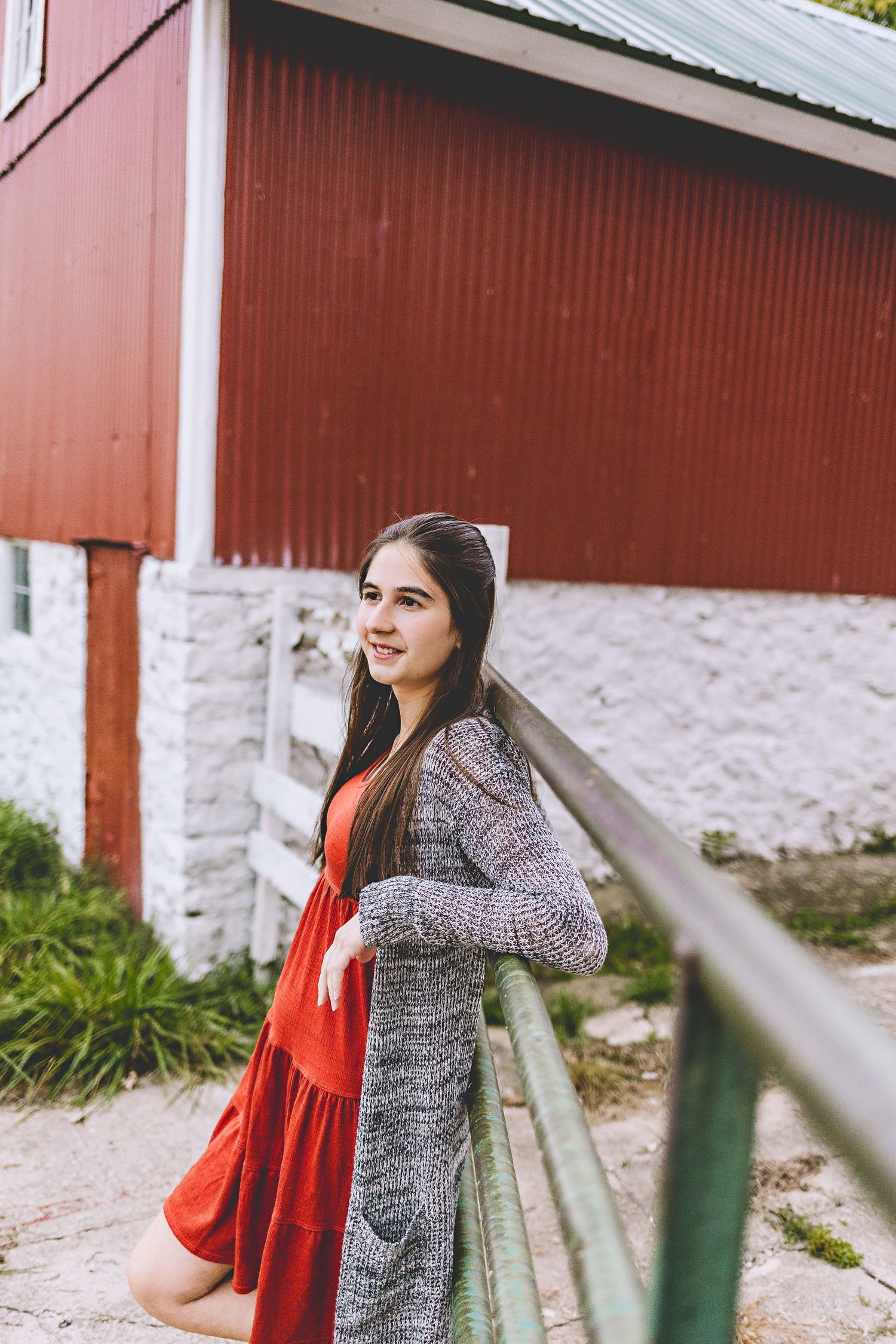 photos of senior girl at a fence for her senior photoshoot harltand wisconsin
