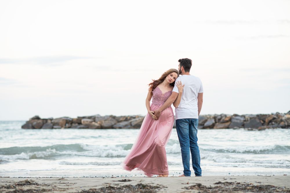 coppia-abbraccio-vestito-rosa-mare-maternità