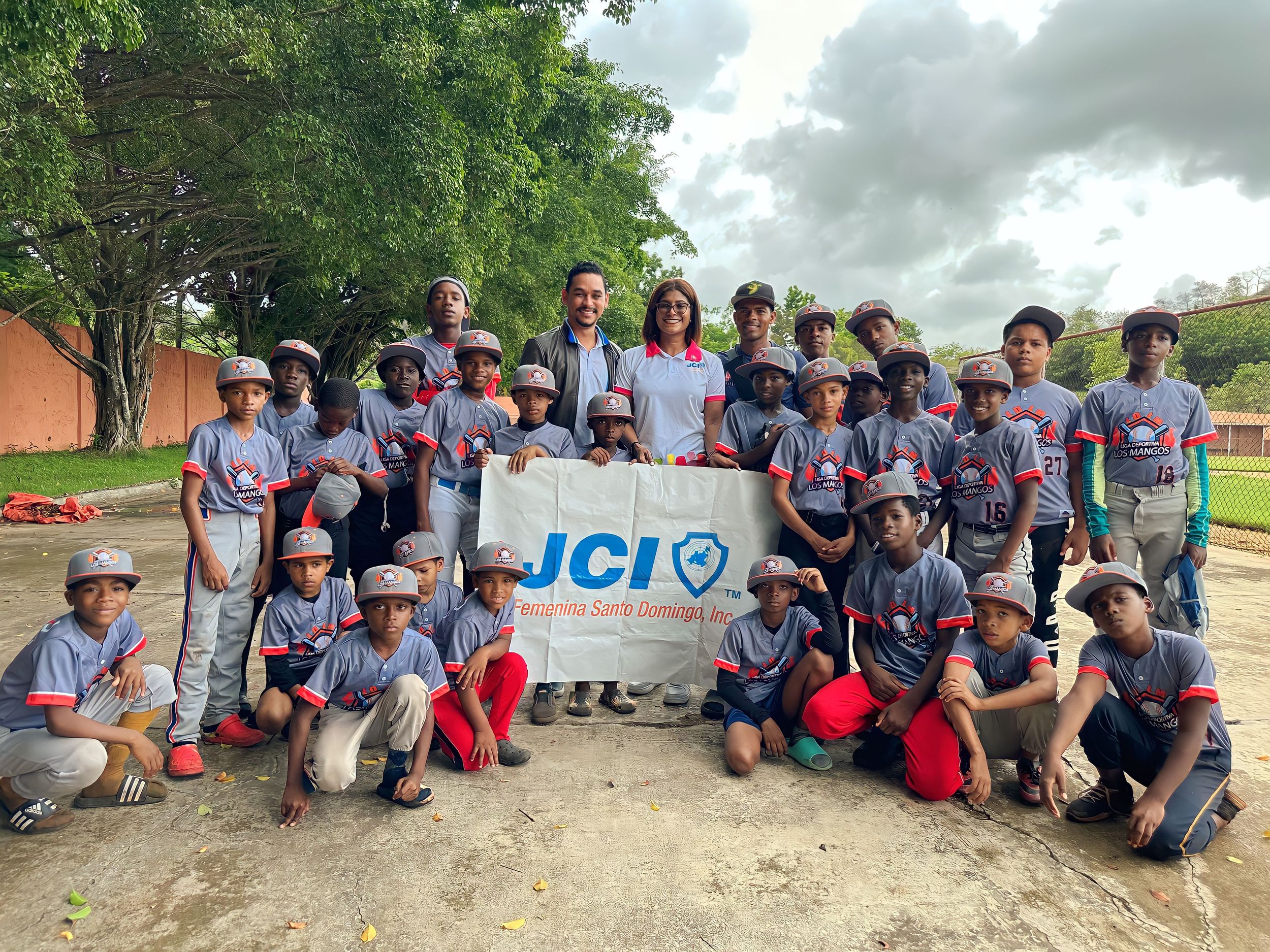 JCI FEMENINA SANTO DOMINGO, INC. Entrega de útiles a la liga infantil.