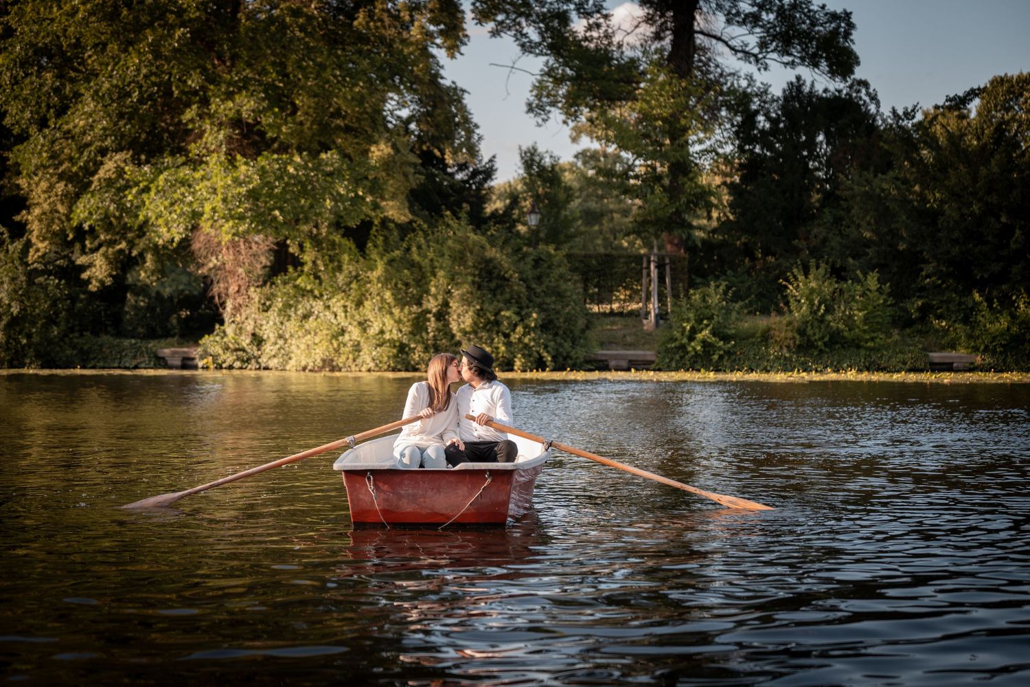Top-bewerteter Hochzeitsfotograf in Berlin Paarshooting am Boote im Berlin, Kreativ Fotograf aus Berlin