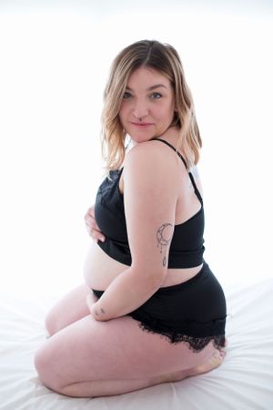 Backlit airy maternity portrait woman with tattoo's