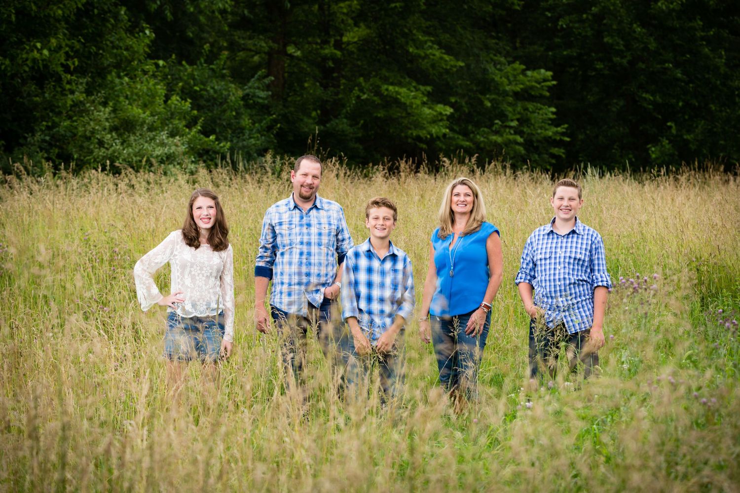 Zionsville photographer - Nathaniel Edmunds Photography - captures family pictures in field
