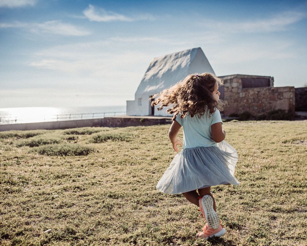 Jersey CI photographer girl twirling in front of the white house