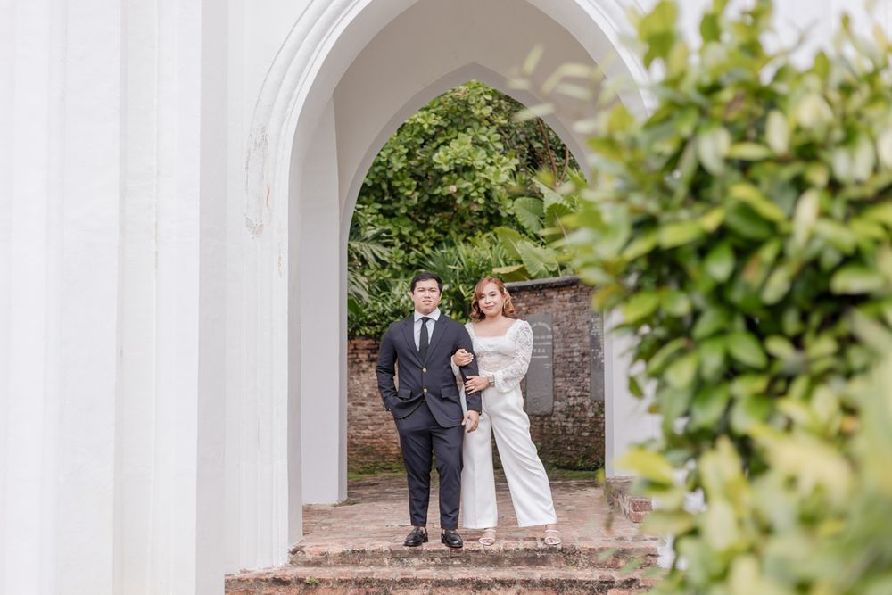 Wedding couple posing at Fort Canning after their ROM solemnisation at the Registry of Singapore.