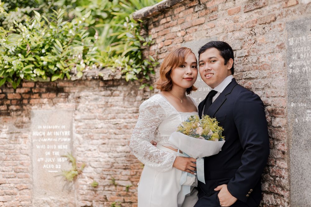 Wedding couple posing at Fort Canning , Singapore