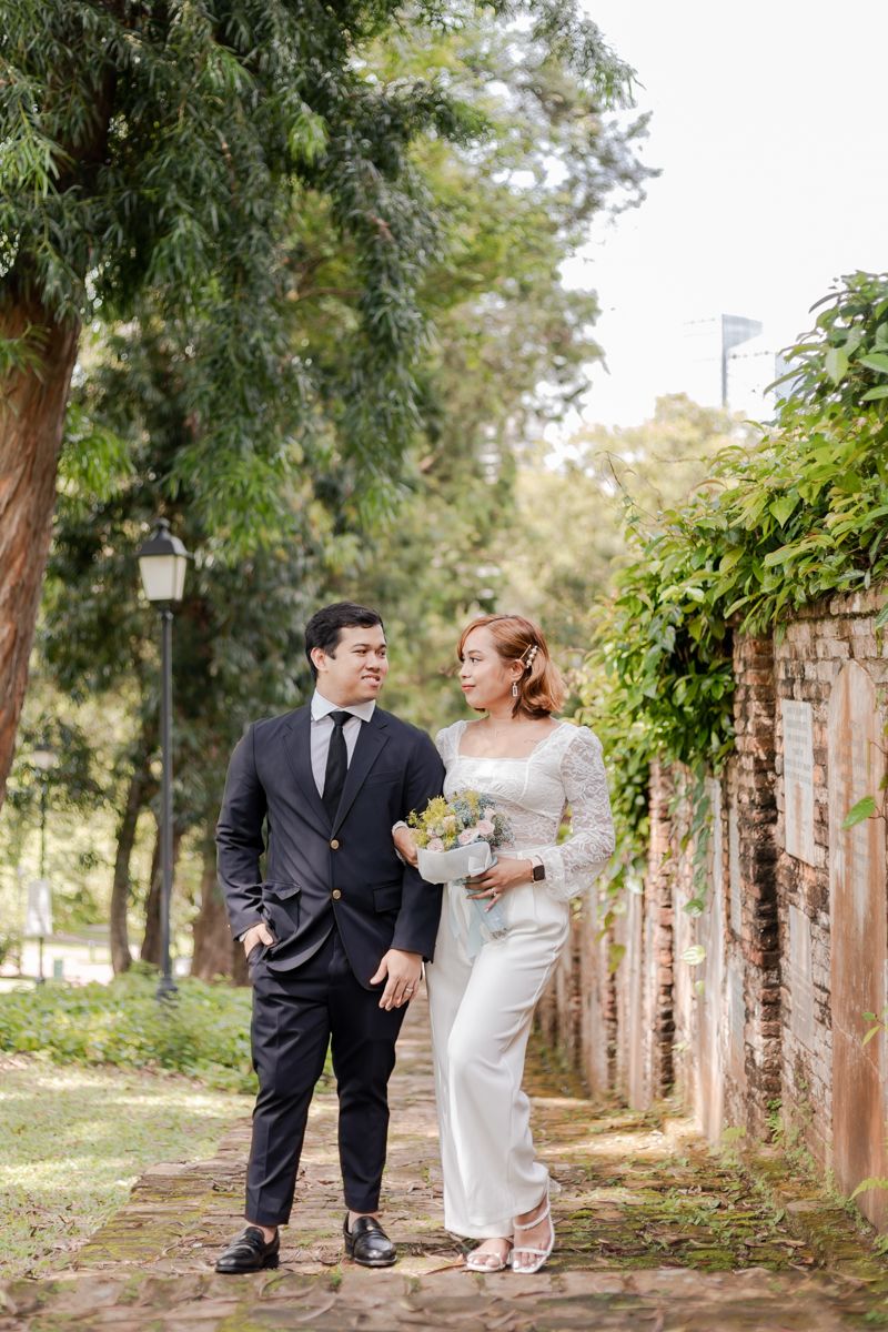 Wedding couple posing at Fort Canning , Singapore