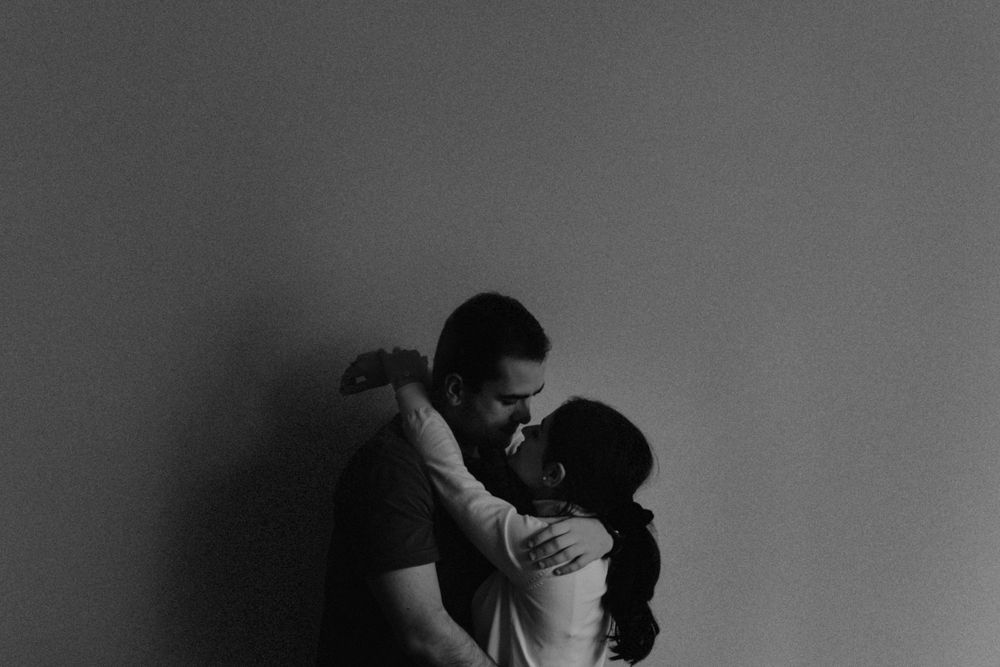домашна фотосесия, снимки, влюбени, любовна, любов, двойка, ненжност, фотография, лайфстайл, фотограф, русе
