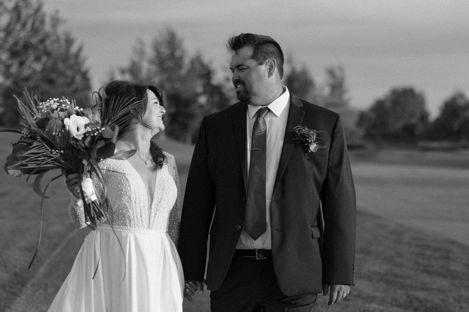Une image candide d'un couple qui c'est marié au Club De Golf Parcours Du Cerf