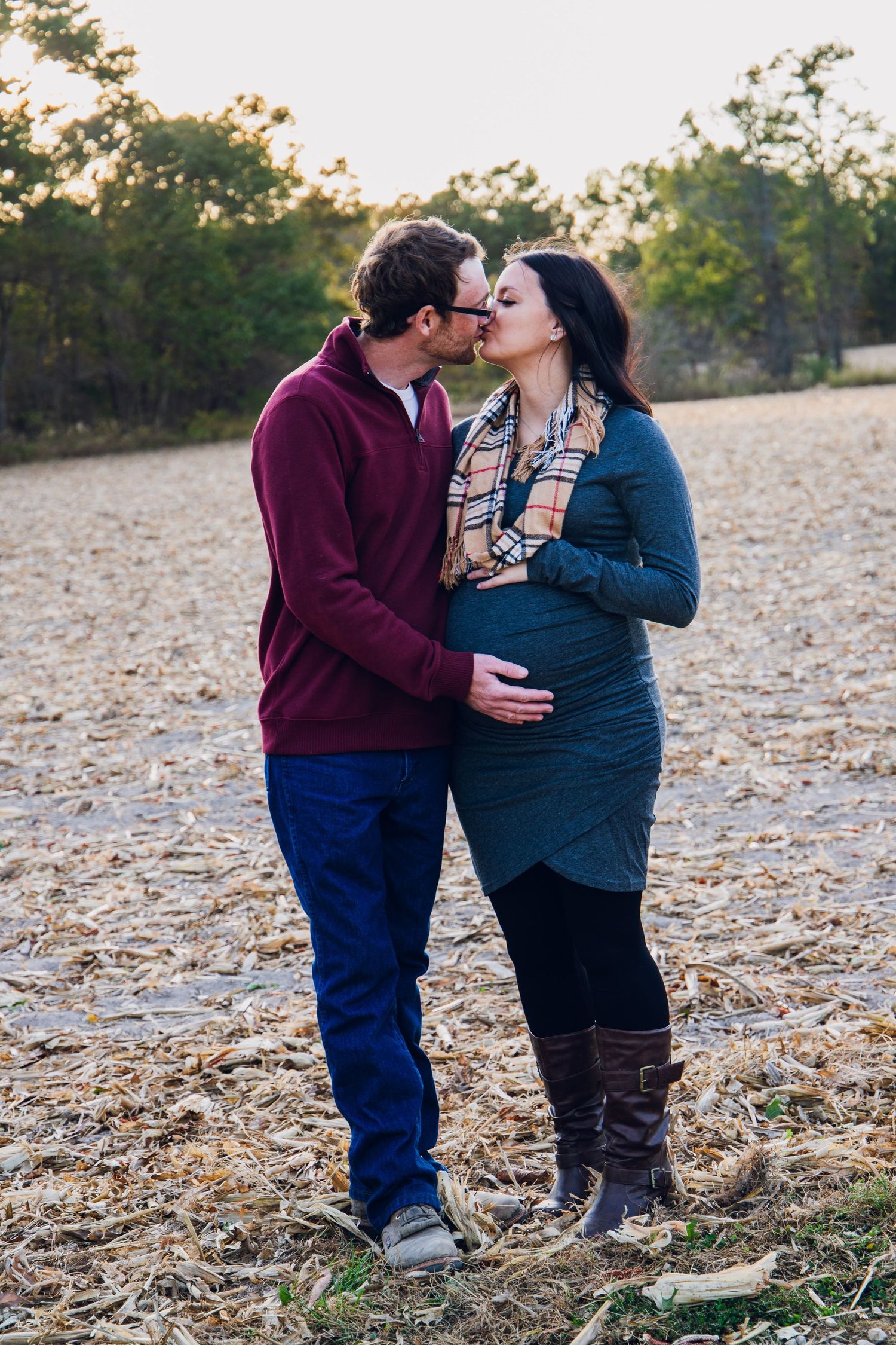 maternity kissing phot
