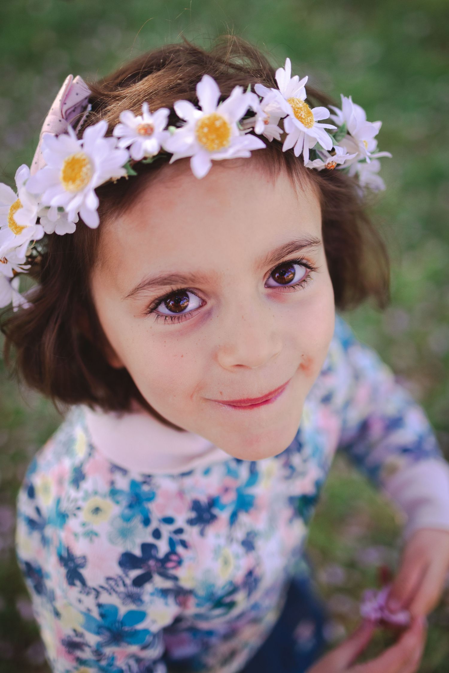 Une petite fille porte une couronne de fleurs pour agrémenter sa tenue vestimentaire lors d'un shooting photo en famille