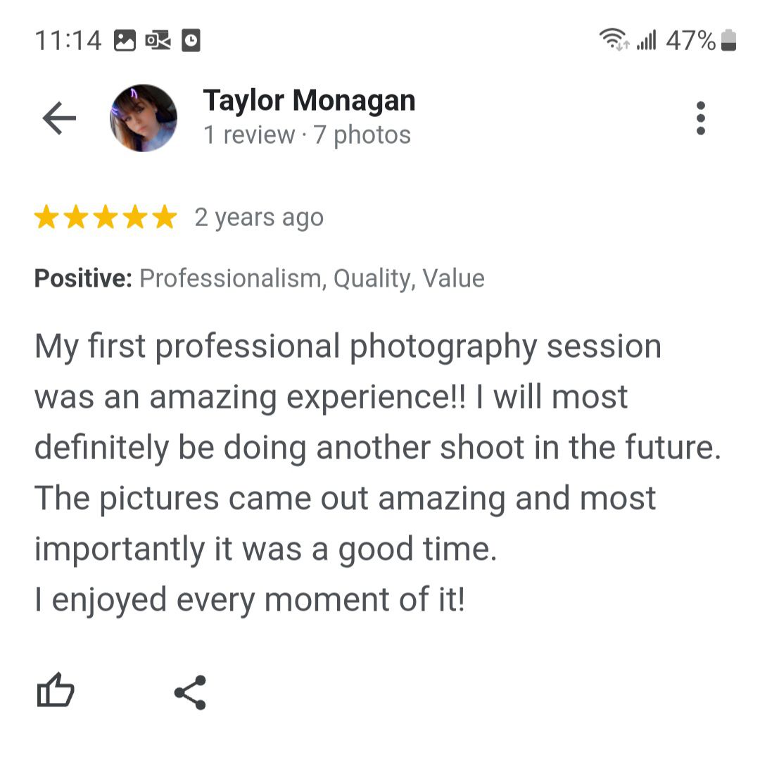 Five-star review from a first-time client expressing satisfaction with their photo session.