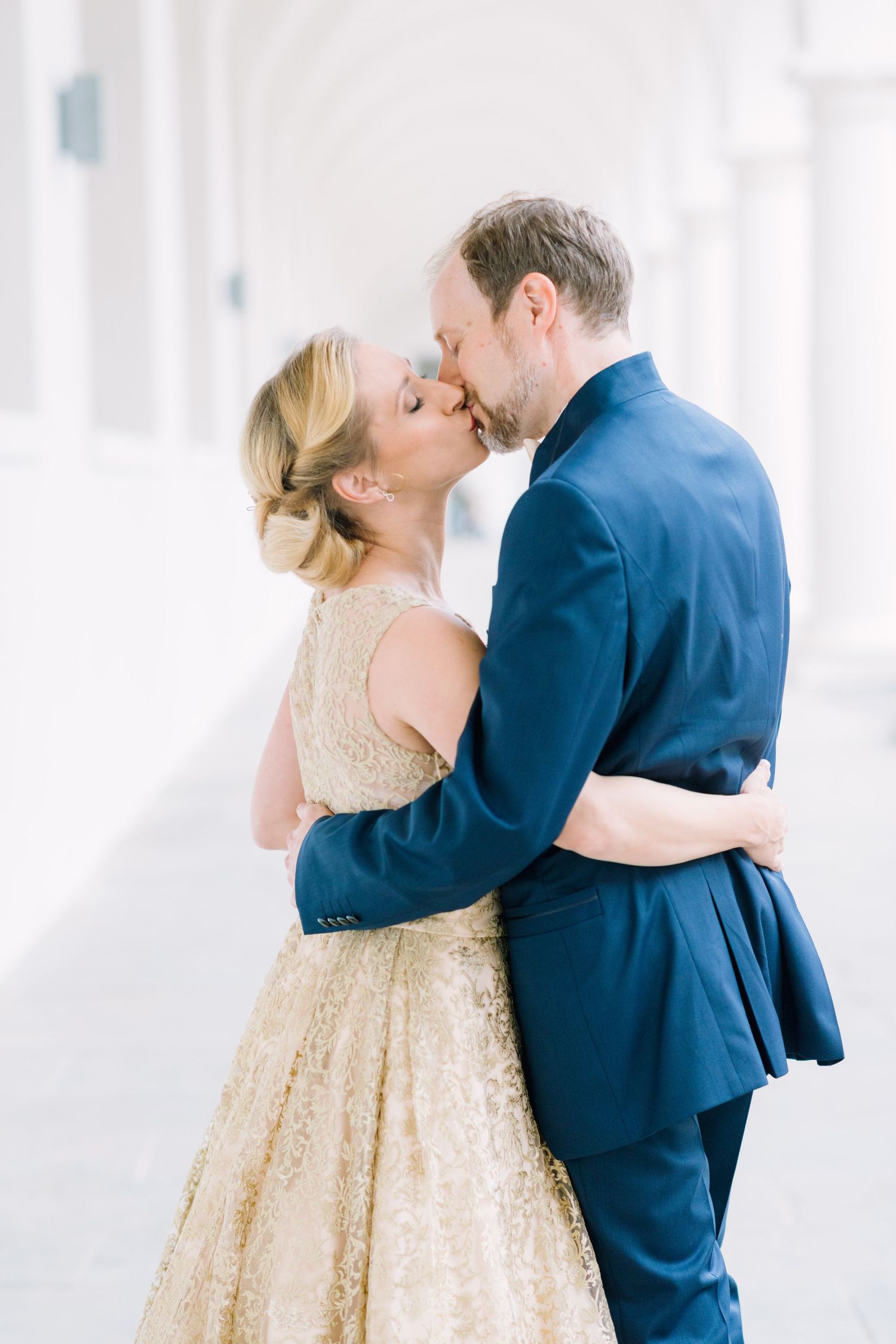 Emotionale Hochzeitsreportage einer standesamtlichen Trauung in Dresden – natürliche Hochzeitsfotografie mit echten Momenten,