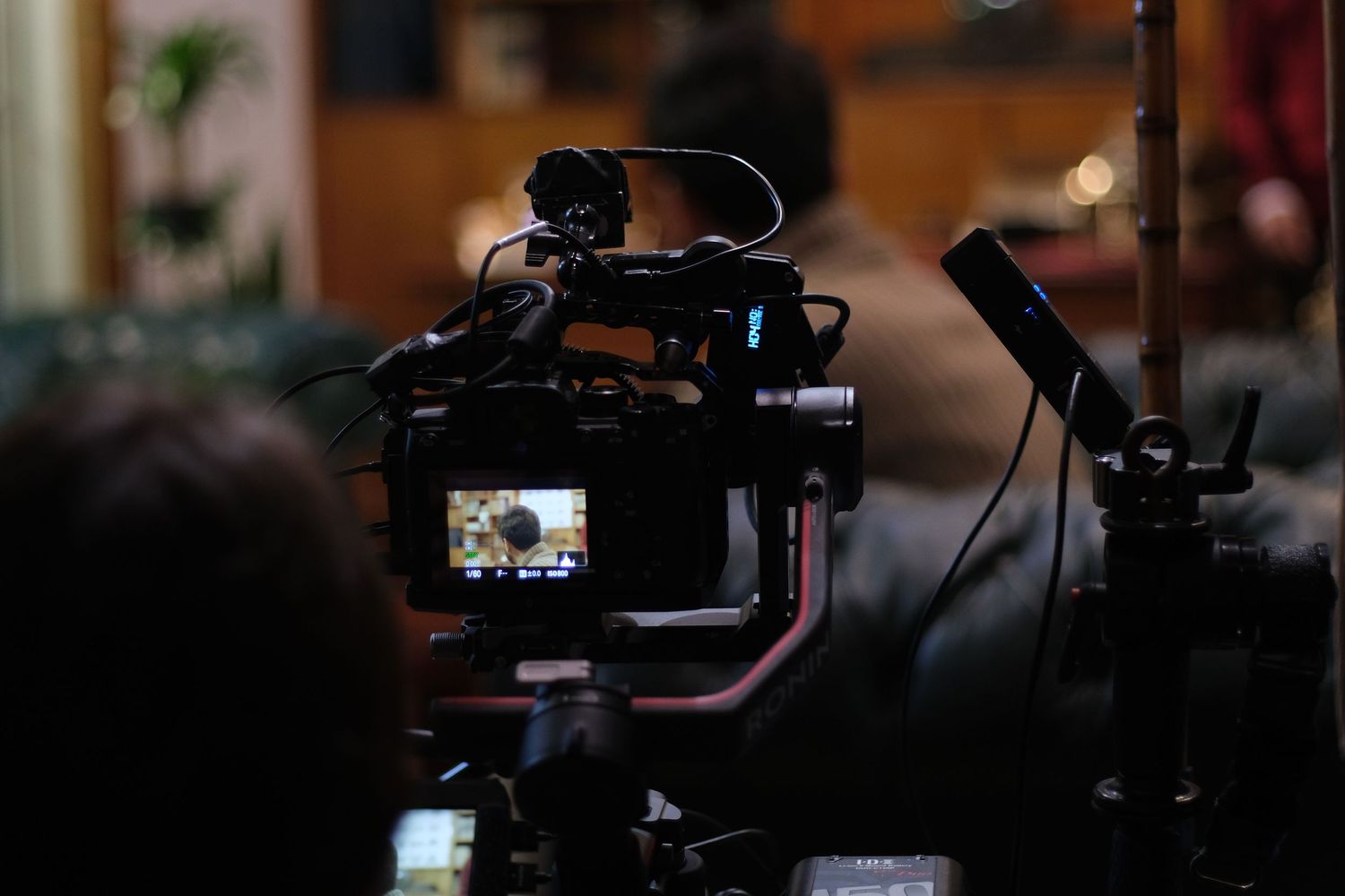 fotografía profesional de una cámara durante el rodaje de un cortometraje.