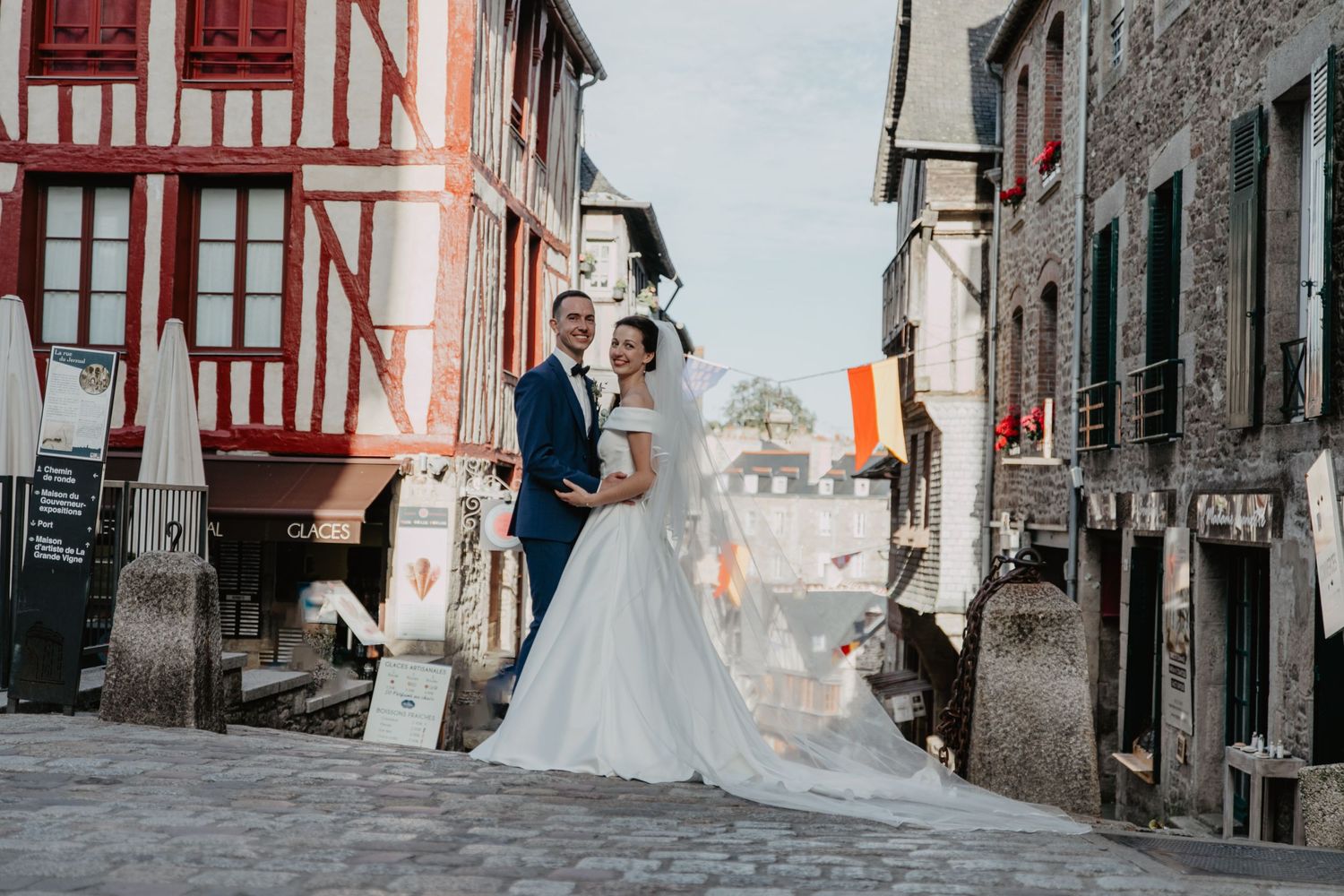 Photo de mariés devant la rue du Jerzual à Dinan