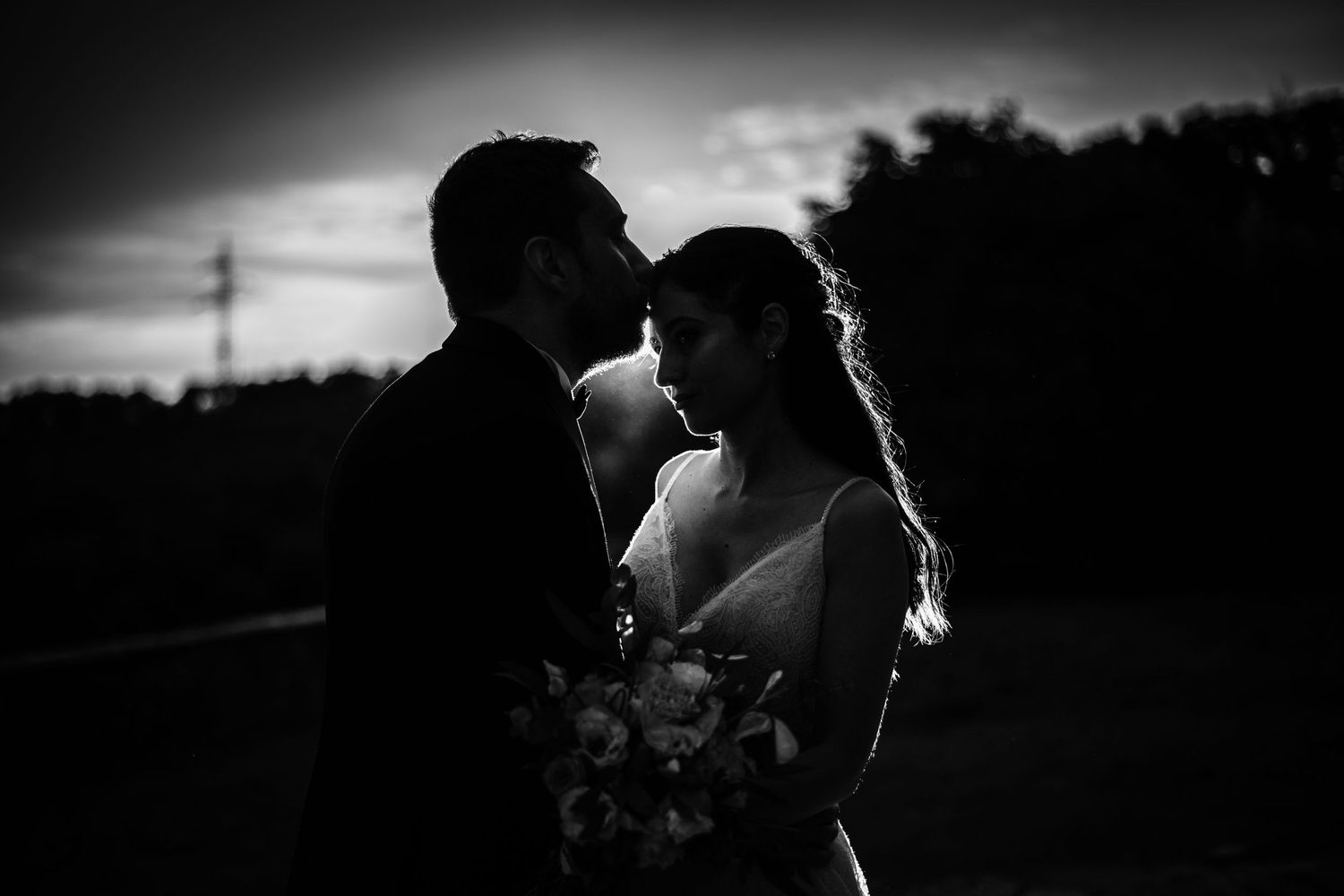 bacio degli sposi al tramonto a sestri levante