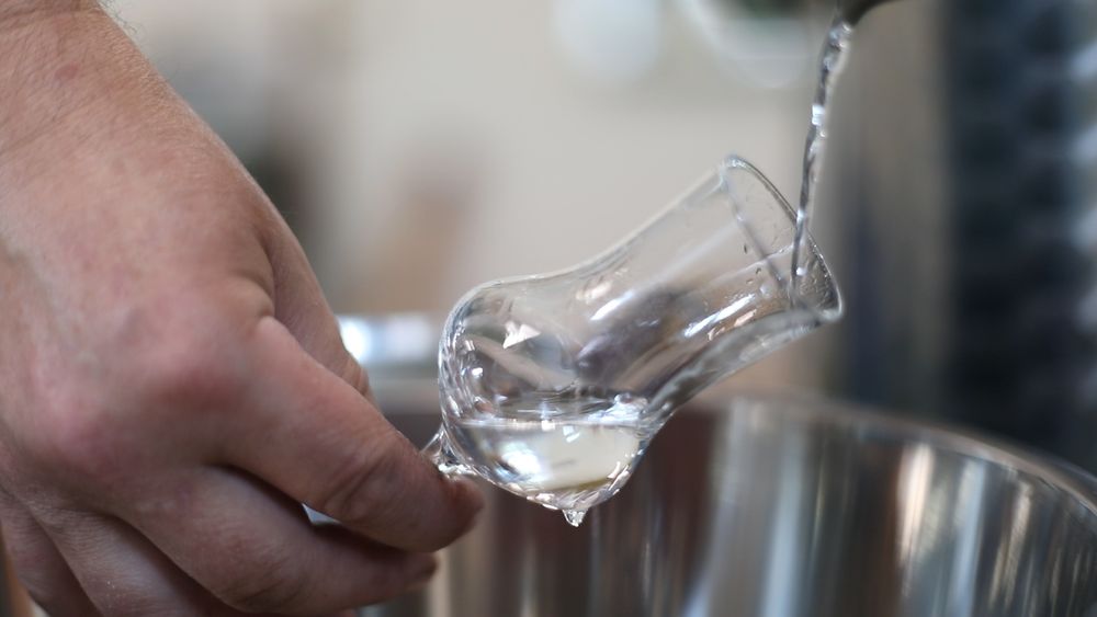 Imagefoto befüllung eines Schnapsglases
