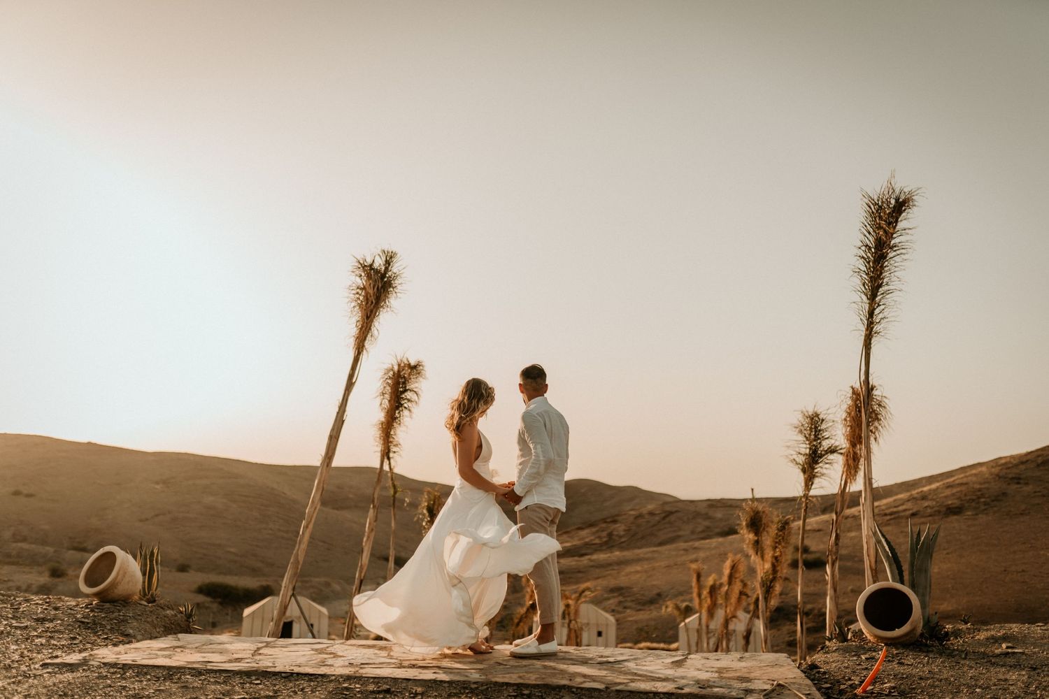 Mariés dans le désert d'Agafay au Maroc