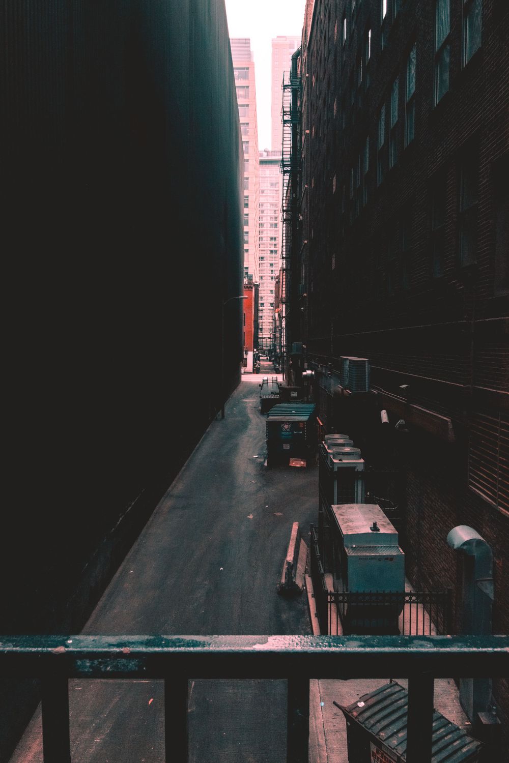 dark alleyway in downtown chicago, il