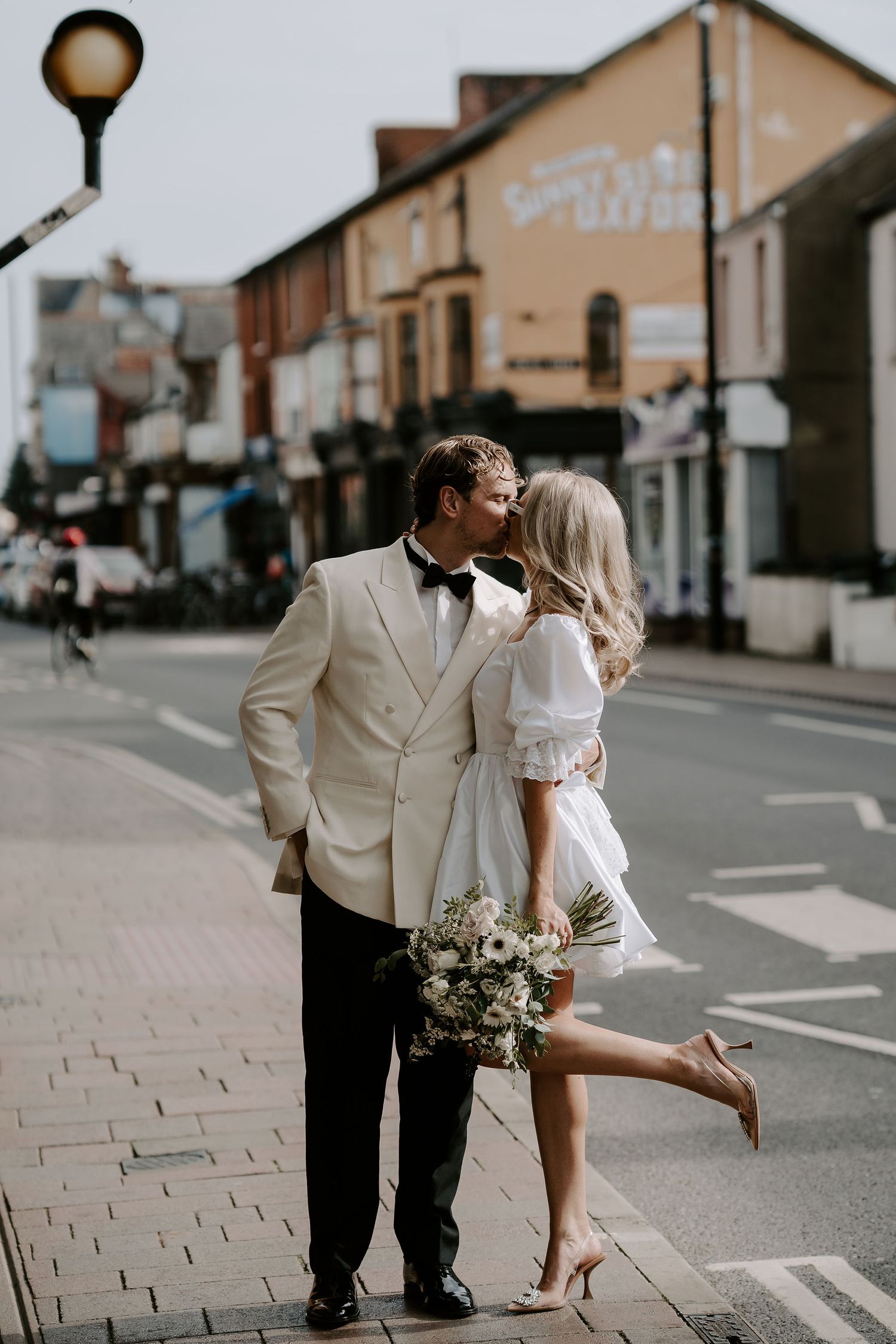 bride foot popping as she kissed groom in Oxford