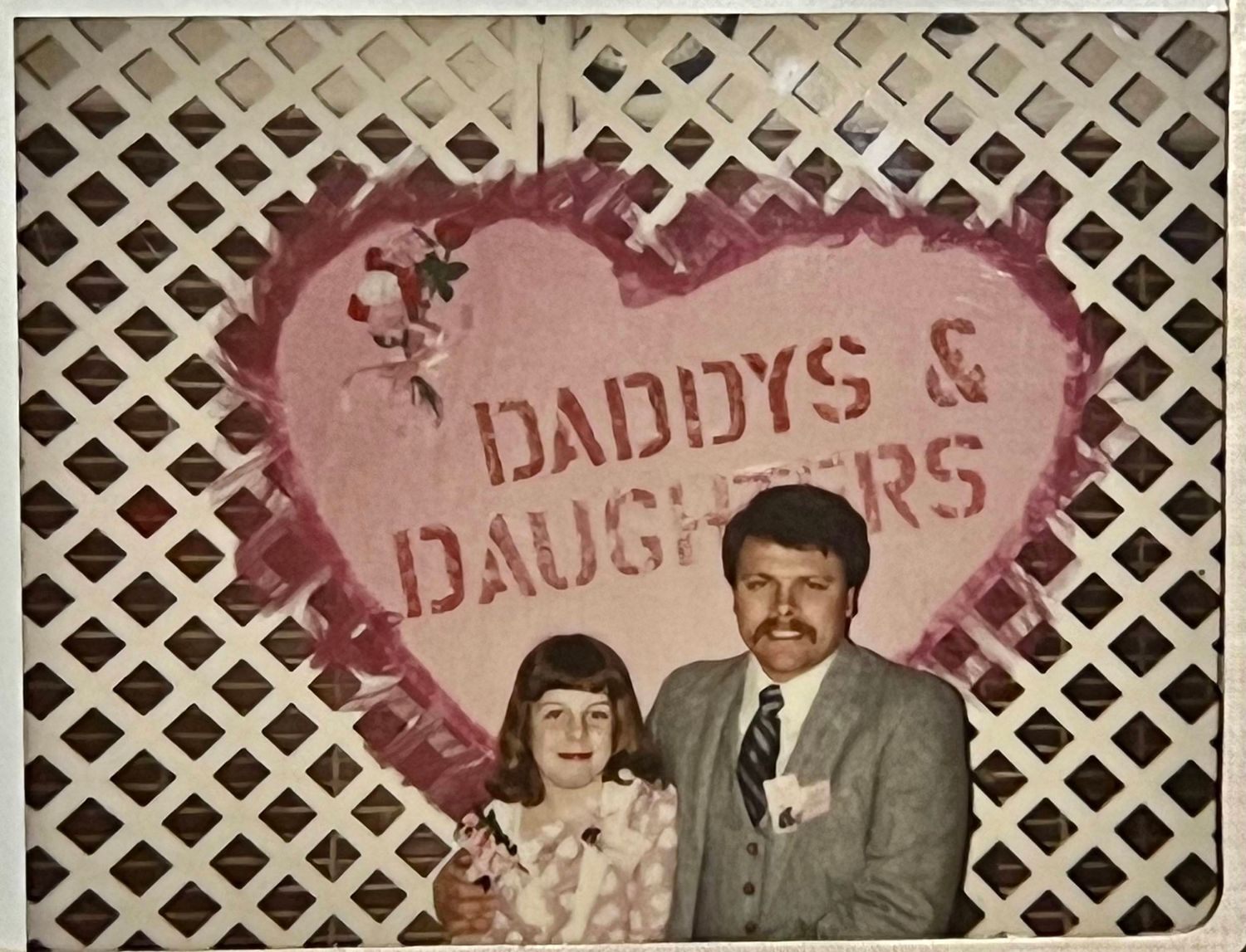 Vintage heart-shaped backdrop with 'DADDYS & DAUGHTERS' text against white lattice pattern.