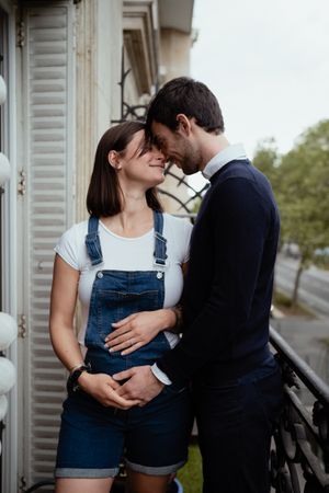 Séance photo grossesse couple, à domicile, exterieur