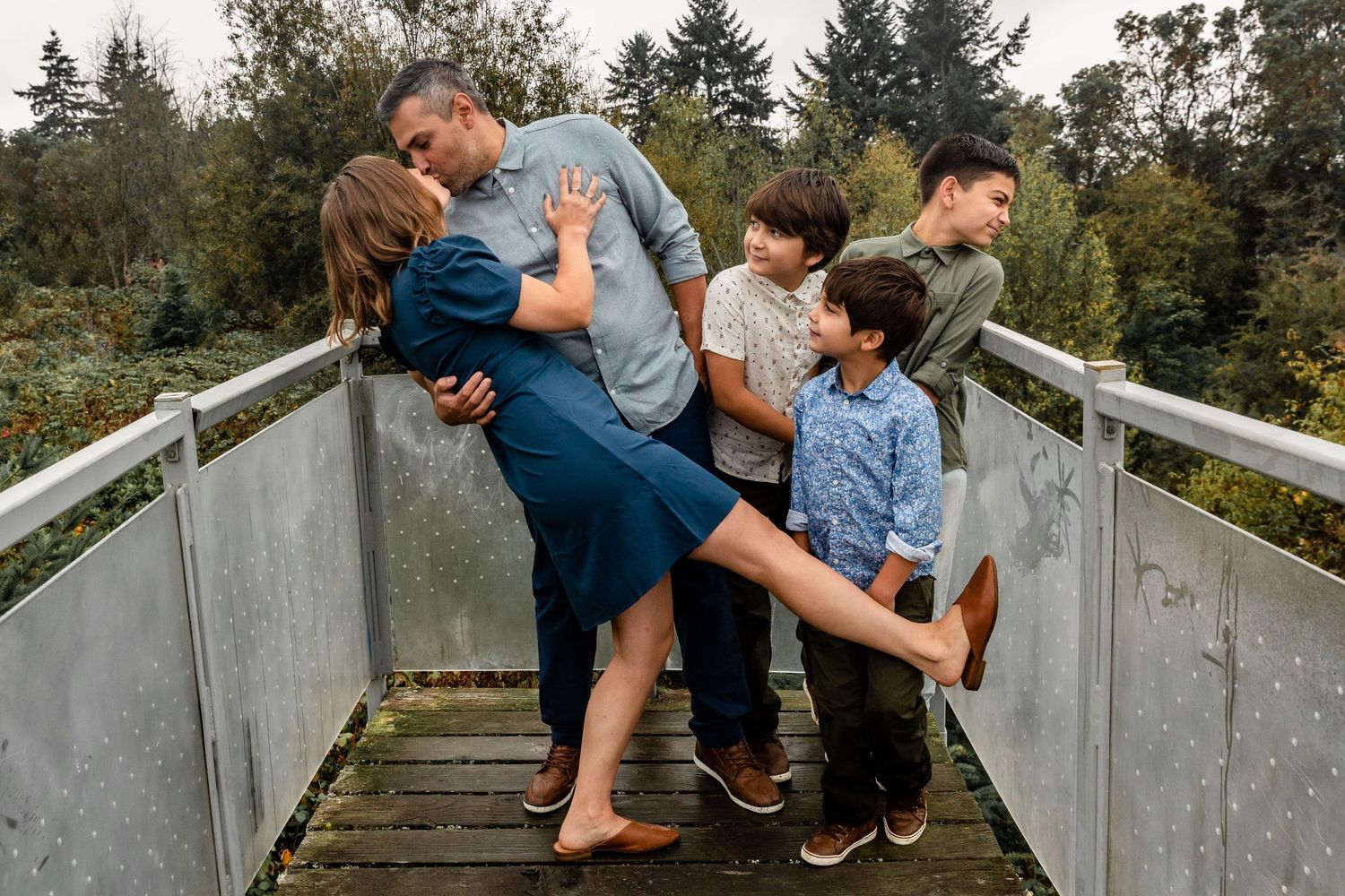 Family photo session: kids react silly to parents kiss