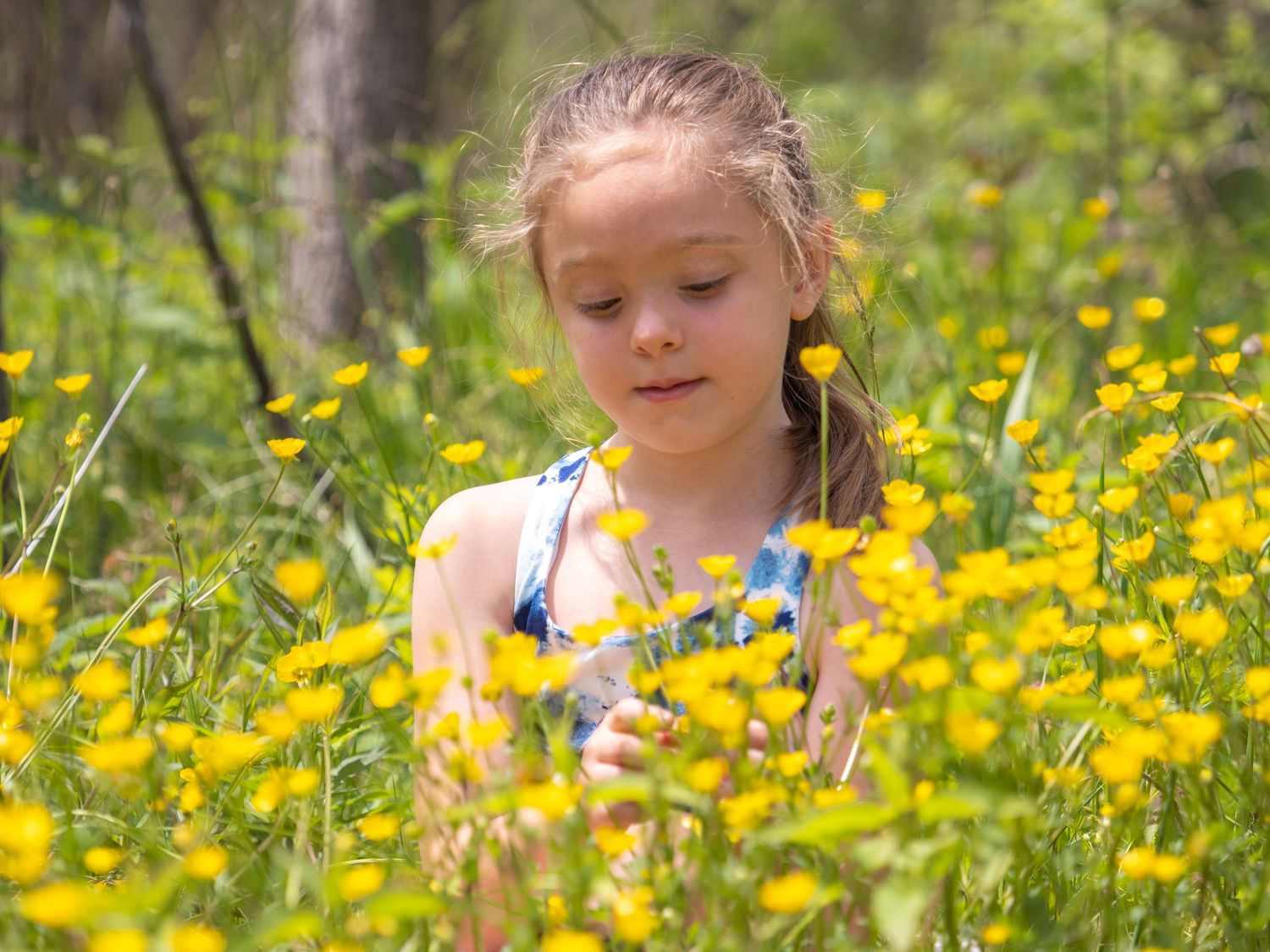 Marco Fossalto Photography - female child - lifestyle color photo - summer child in buttercup field
