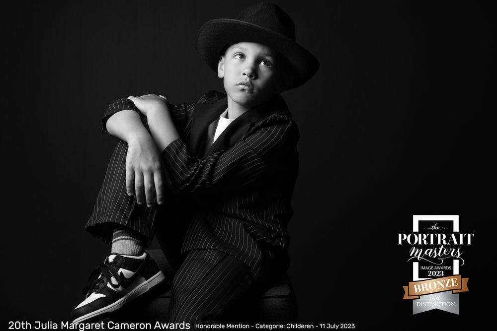 Portret foto jongen met een vermelding van een gewonnen award