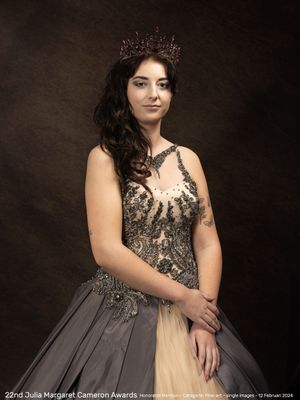 Luxe Queen for a Day portret in fine-art stijl door Memories Last Forever Fotografie