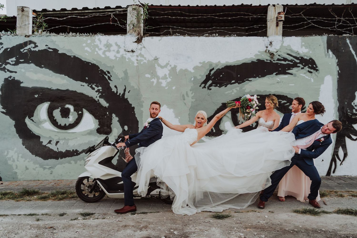 Having a unique photo tour from a wedding, and supported by your best-man and bridemaids
