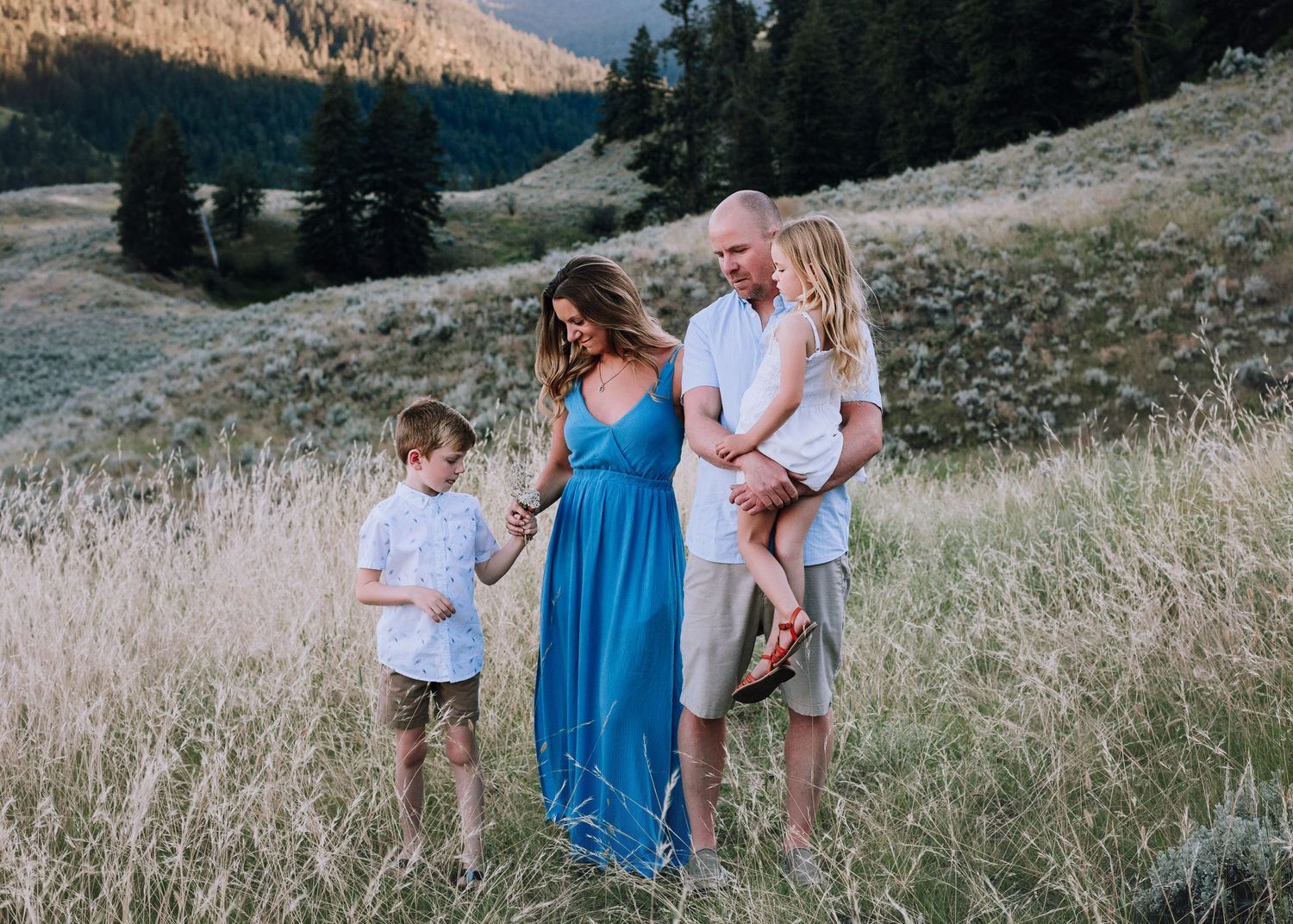 family photoshoot with mountains