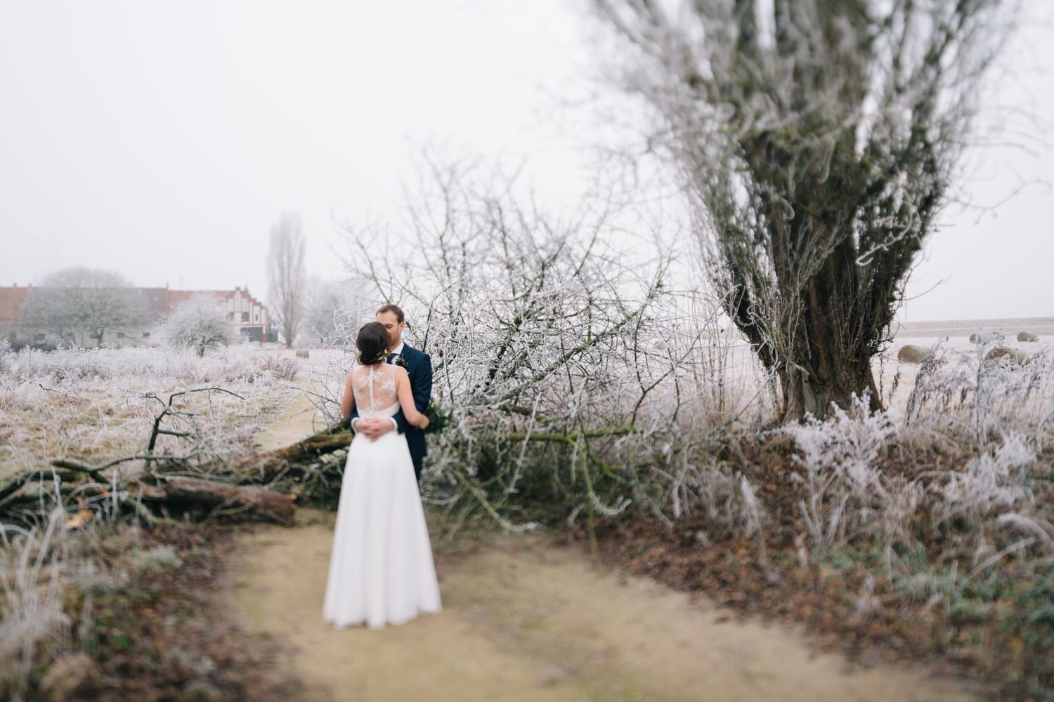 Hochzeitsfotografie - Brautpaar im Wald mit Schnee und Raureif. Heiraten im Winter.
