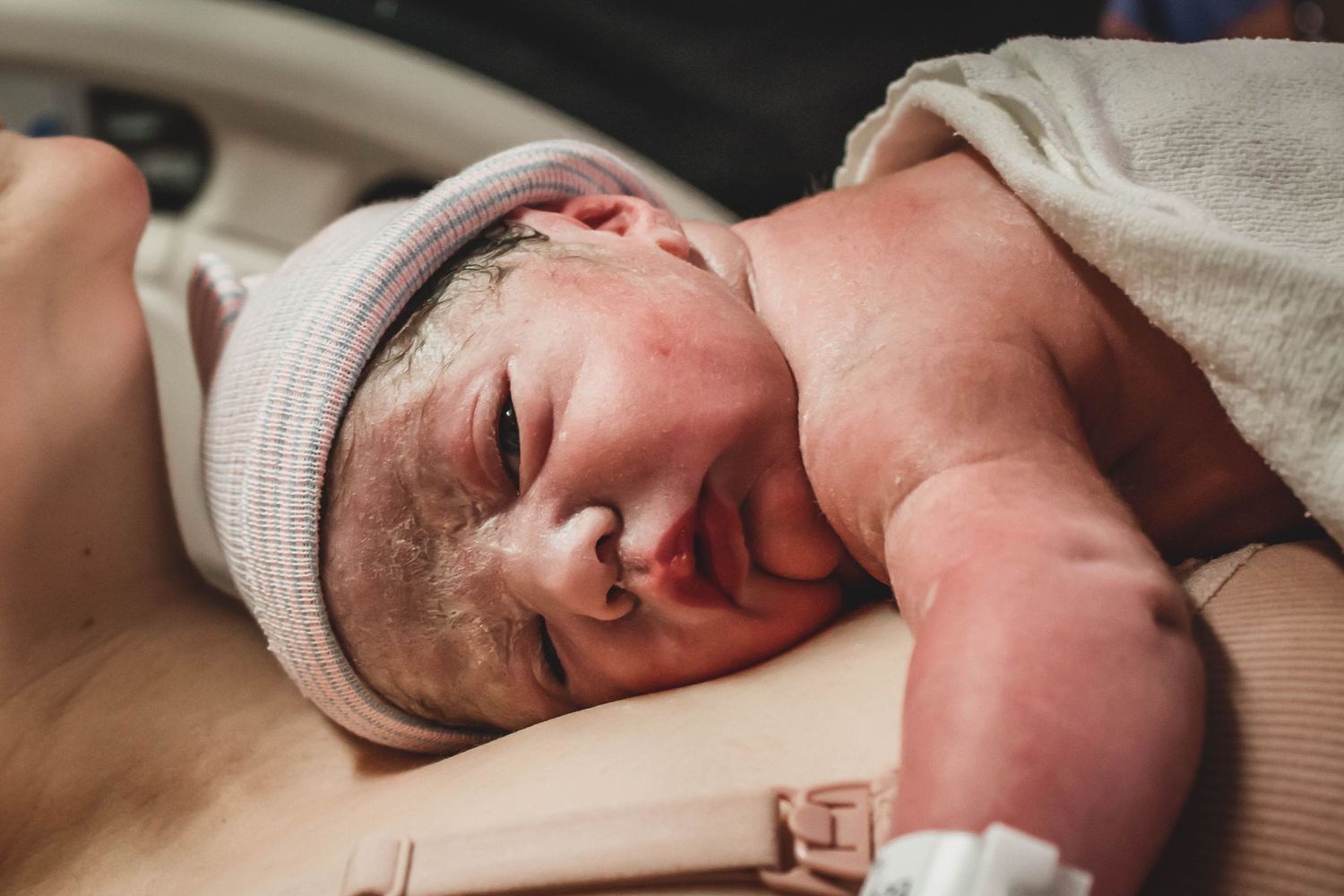 Wide-eyed newborn on mother's chest after birth | Heart & Hands Birth Services | doula & photography