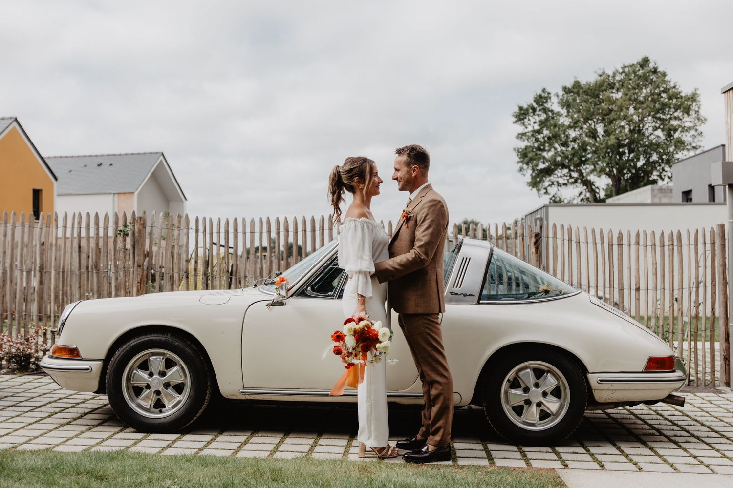 couple de mariés devant porche 912 Targa