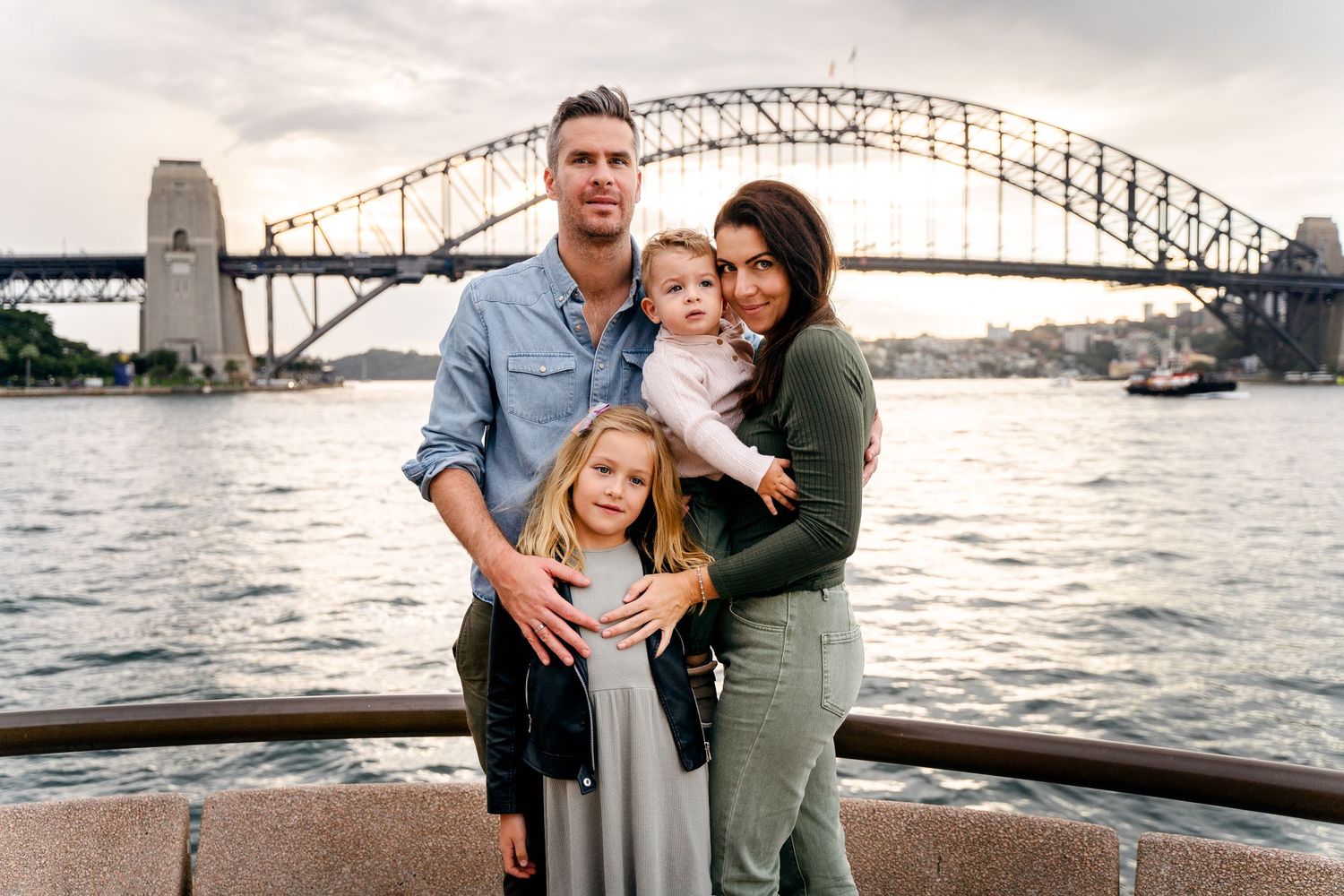 Family photoshoot in front of the Harbour bridge
