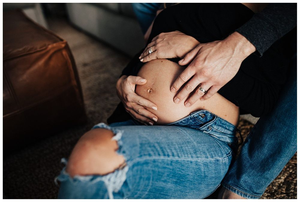 mom holding belly, maternity photos, intimate maternity photos