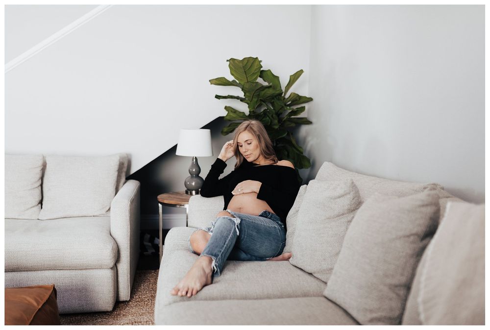 maternity photos, lifestyle maternity session, pregnant mom