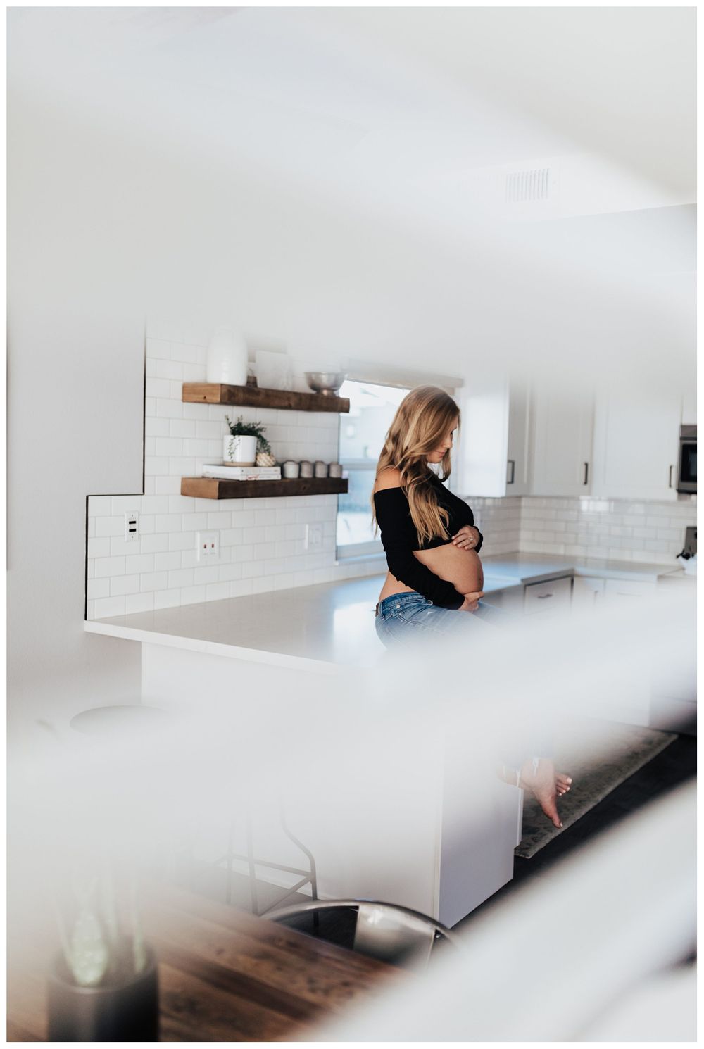 maternity photos in kitchen, in-home maternity photos, lifestyle maternity photos