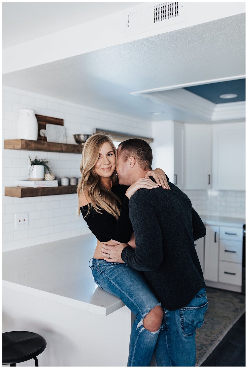 maternity photos in kitchen, in-home maternity photos, lifestyle maternity photos