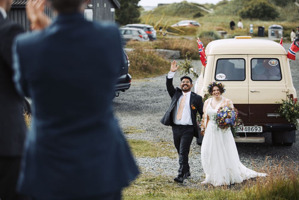 Brudepar ankommer festen, fotografert av Sollien Media.