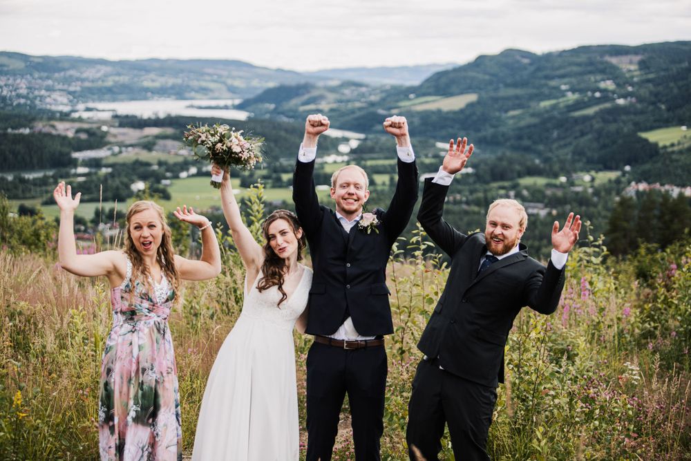 Brudepar med forlovere, fotografert av Sollien Media i Lillehammer.
