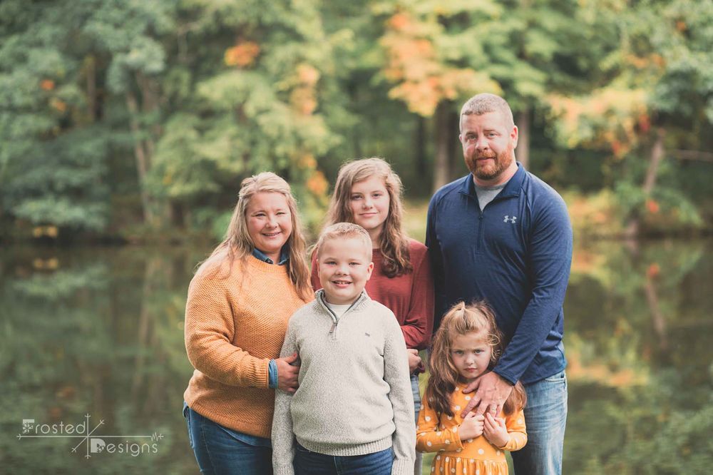 Family of 5. Family photography session at a wooded lake.