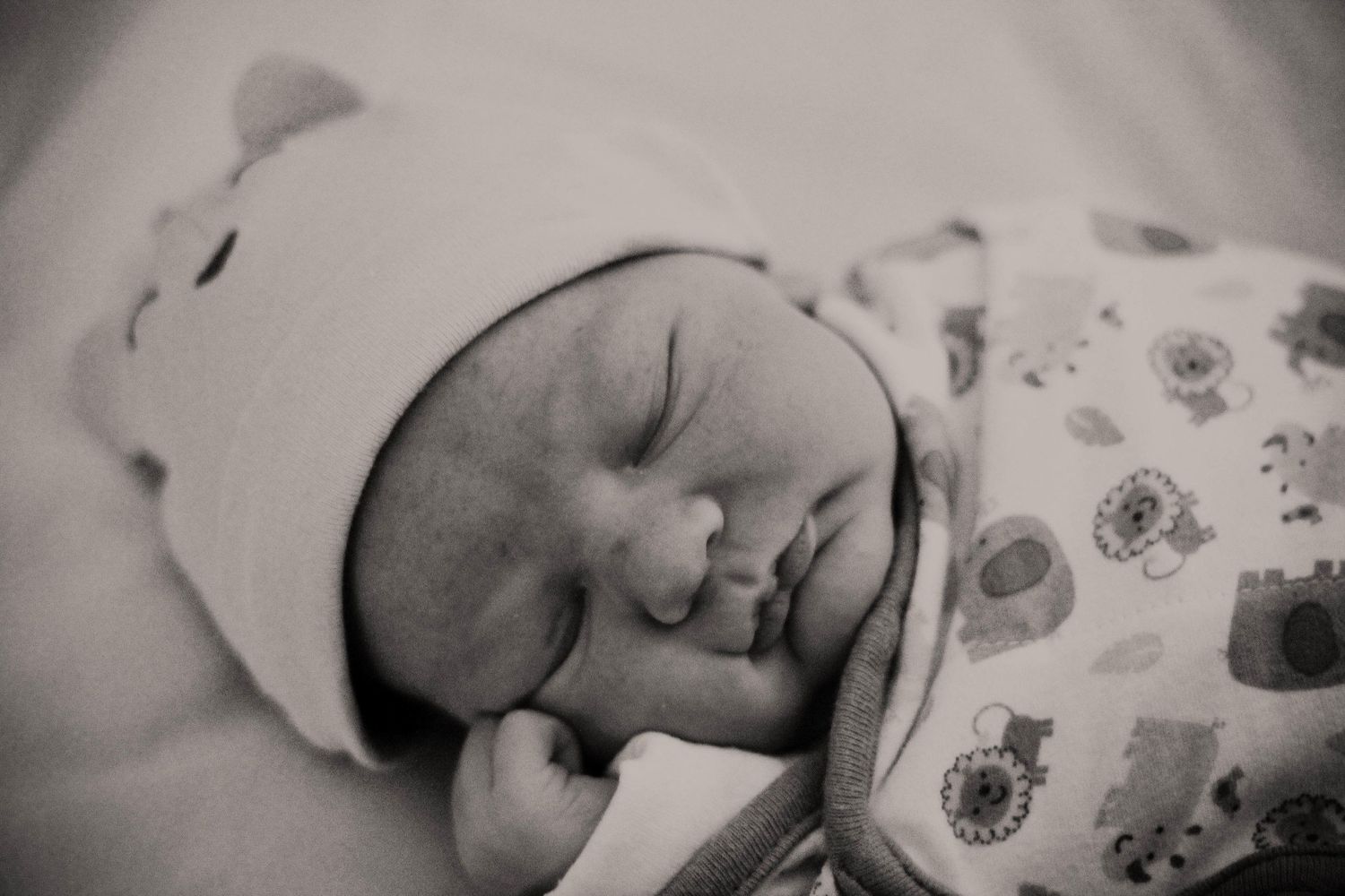 black and white image of infant portland oregon newborn photographer kimberly marie kimble