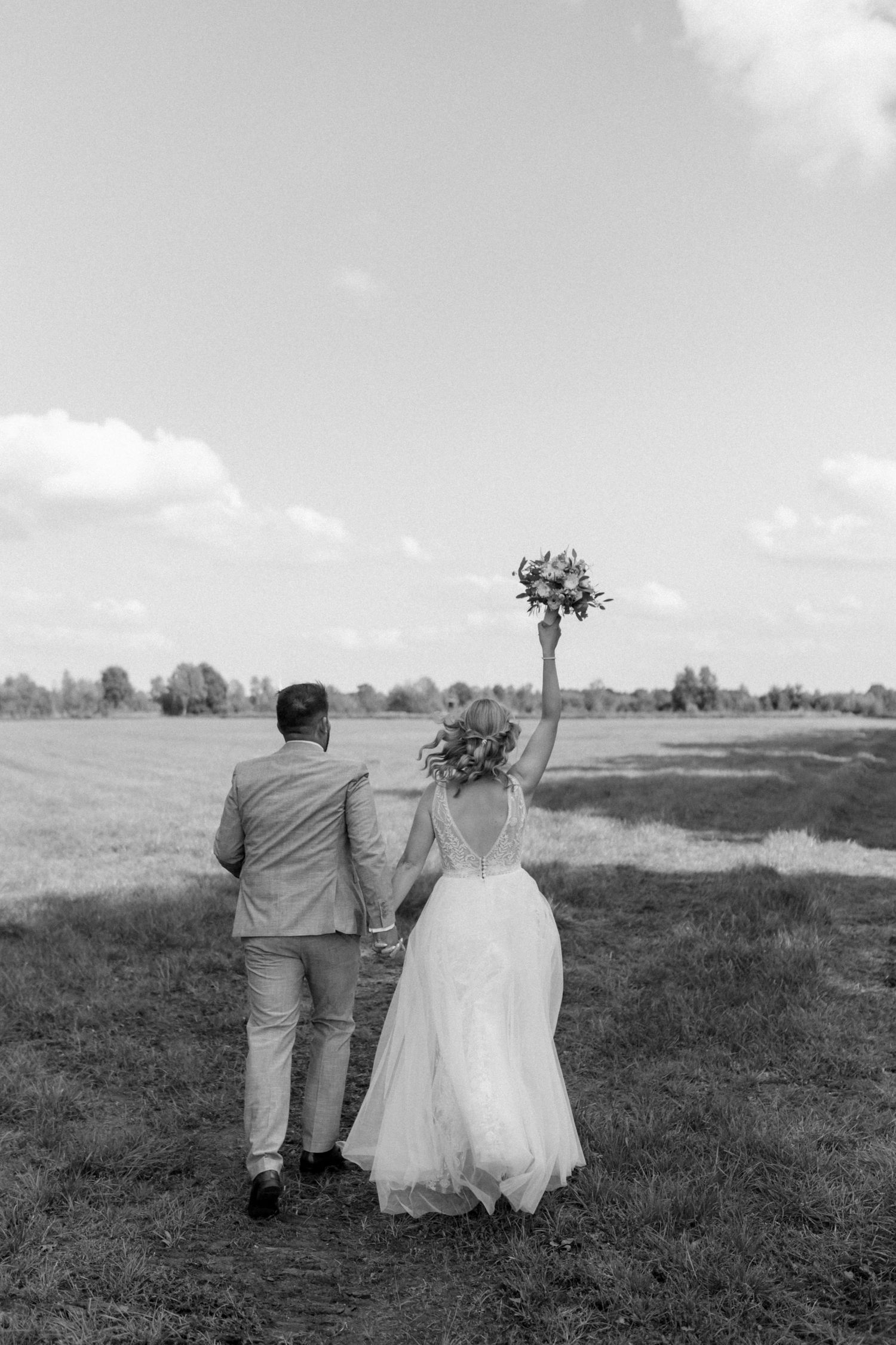 Jennifer & Jonas beim Hochzeitsshooting auf einer Weide - Jule Christoffers - Hochzeitsfotografie aus Oldenburg