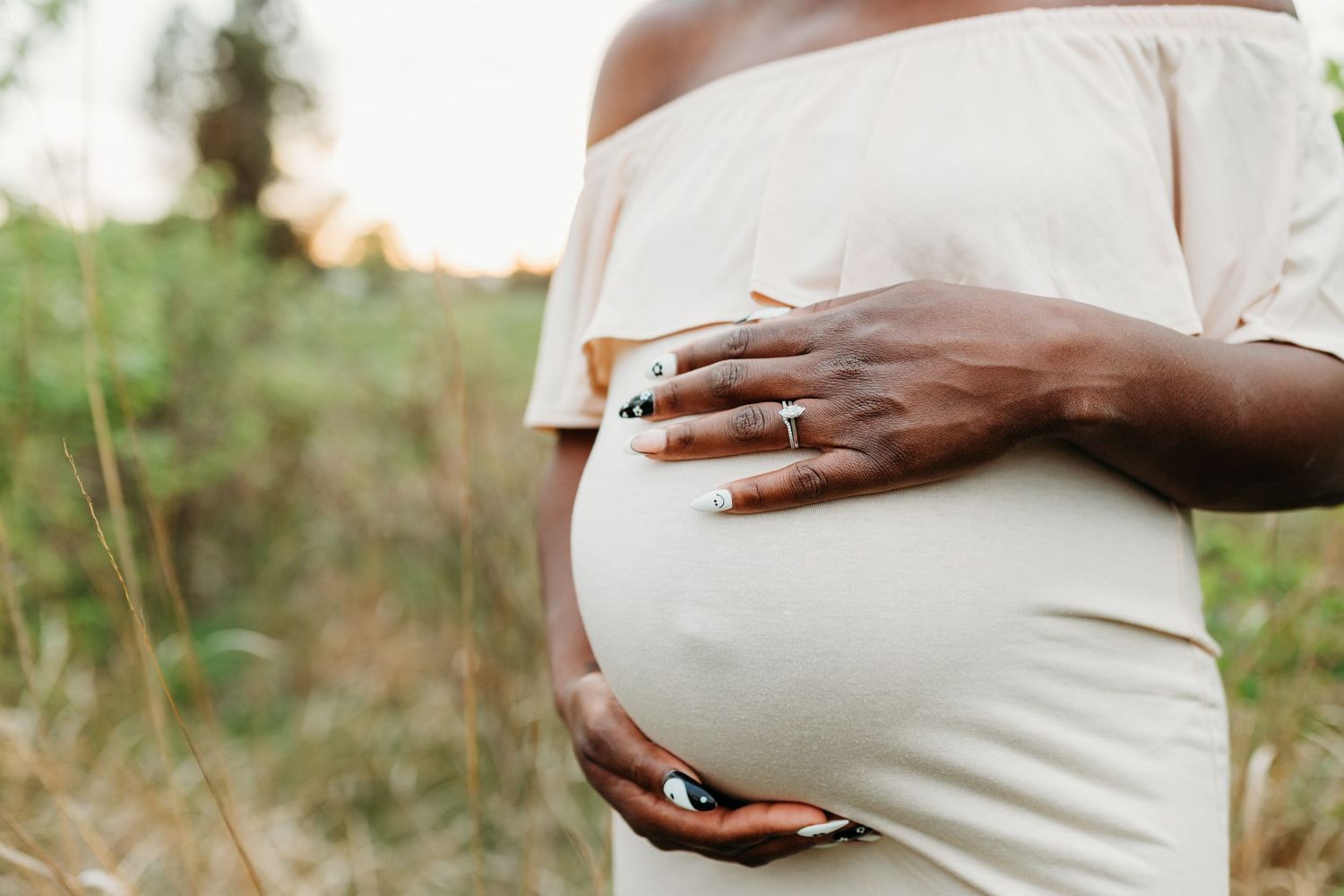 Closeup of pregnant belly at Overlook Park in Lancaster, Pennsylvania