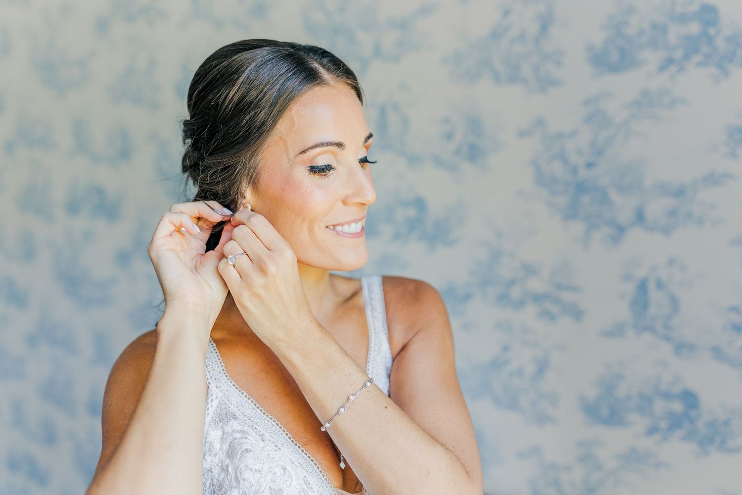 RUST MANOR HOUSE LEESBURG VIRGINIA WEDDING PICTURES BRIDE GETTING READY