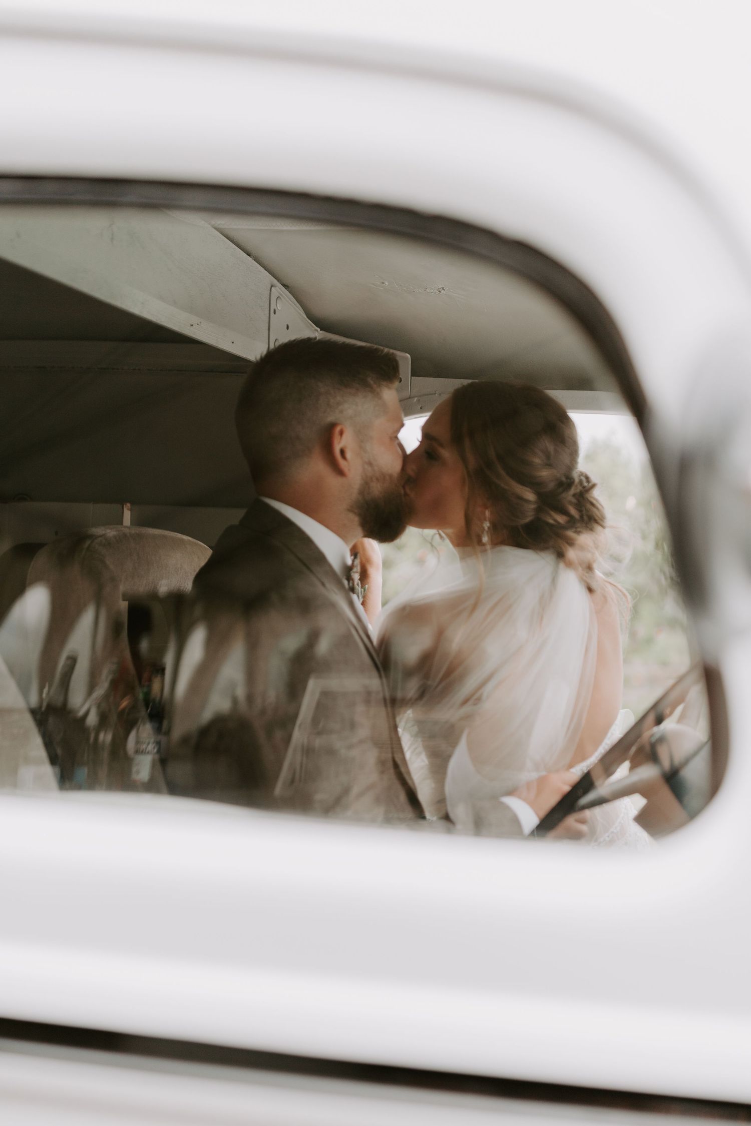 toronto niagara wedding photography winery vineyard candid
